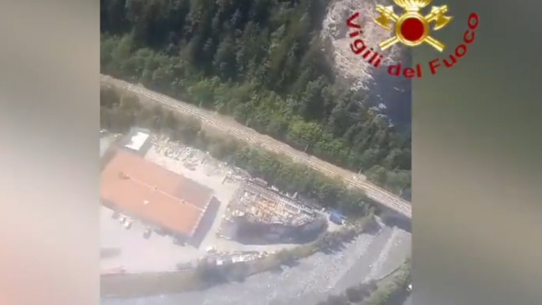 Photo of video | Momentul în care valuri de noroi se revarsă pe străzile unui oraș din Italia. De spaimă, oamenii au fugit